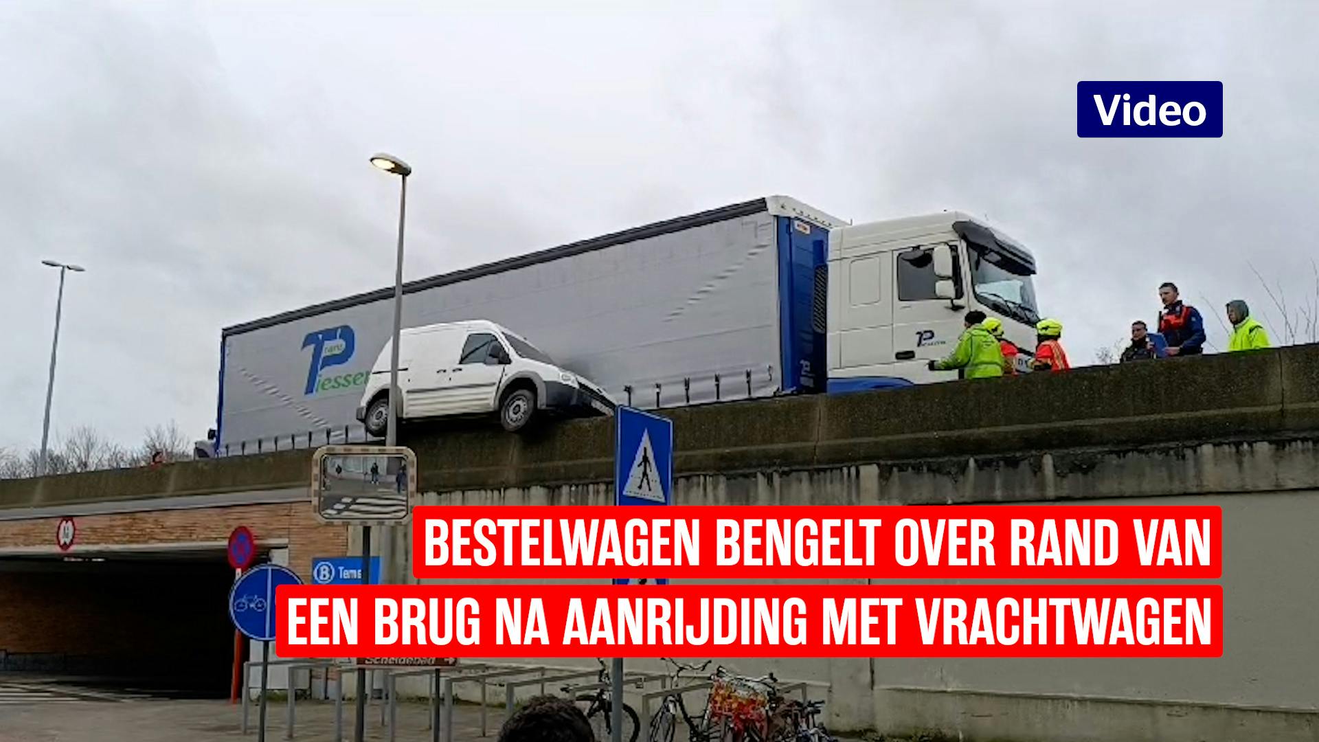 Bestelwagen Bijna Van Brug Op N16 Geduwd Door Vrachtwagen